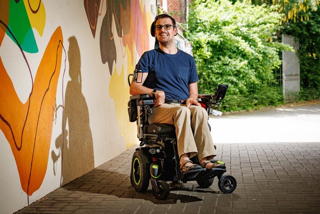 Foto van Jonas in zijn elektrische rolstoel